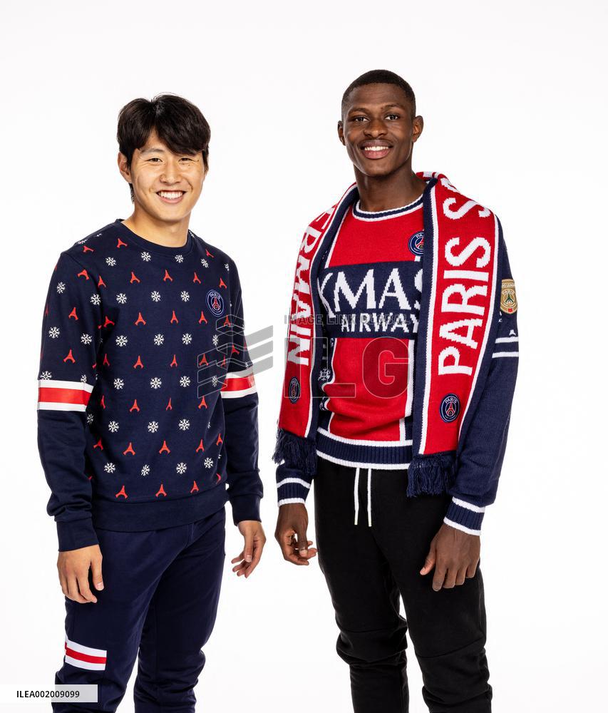 PSG Players Posing With New X-Mas sweater - Paris