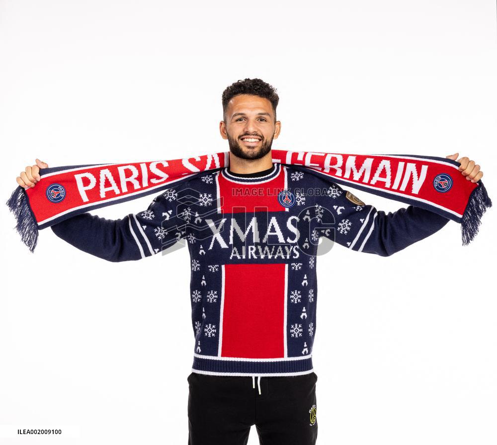 PSG Players Posing With New X-Mas sweater - Paris