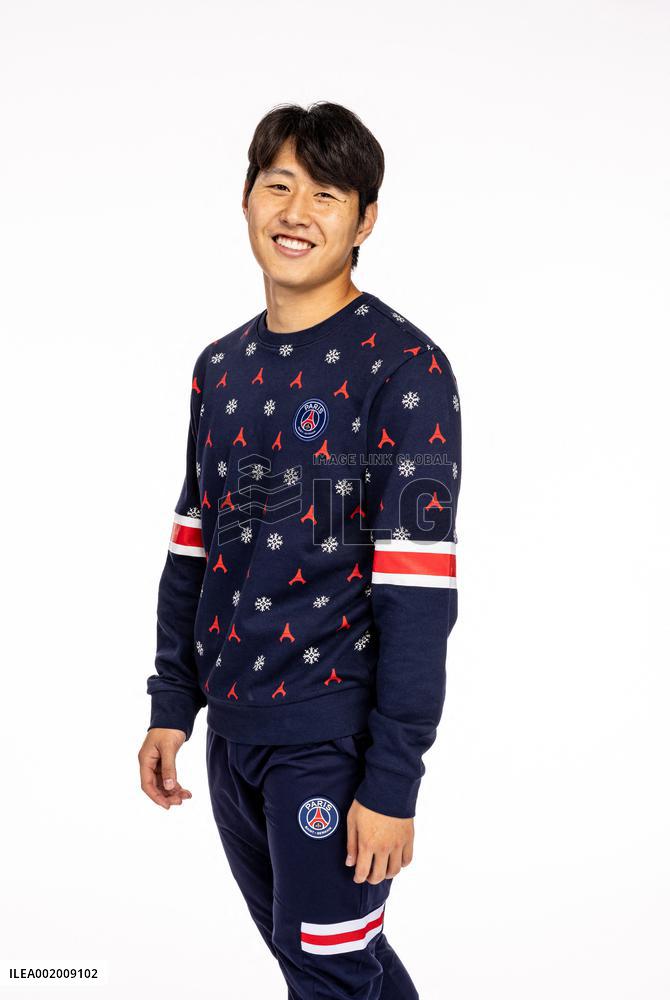 PSG Players Posing With New X-Mas sweater - Paris