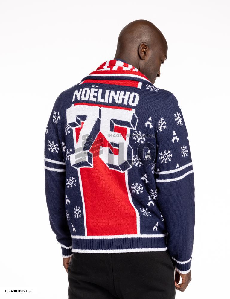 PSG Players Posing With New X-Mas sweater - Paris