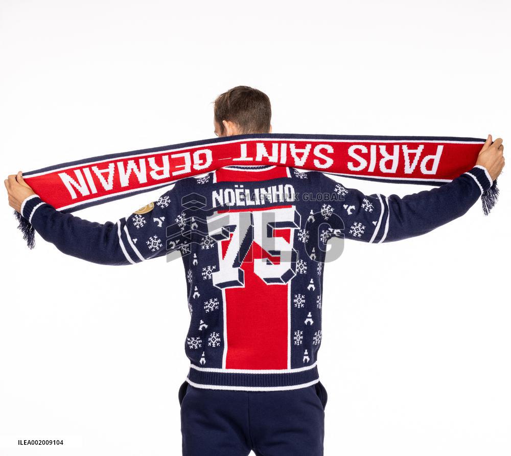 PSG Players Posing With New X-Mas sweater - Paris