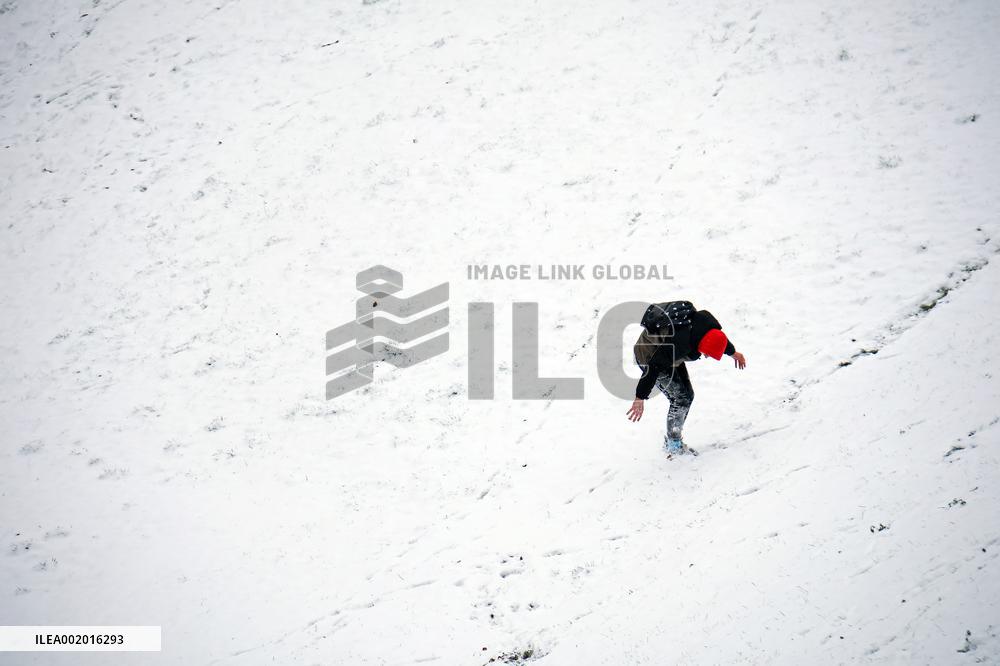 Ukrainian capital gets covered with first snow
