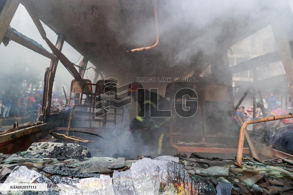 A Group Of Protesters Set Fire To A Bus - Dhaka