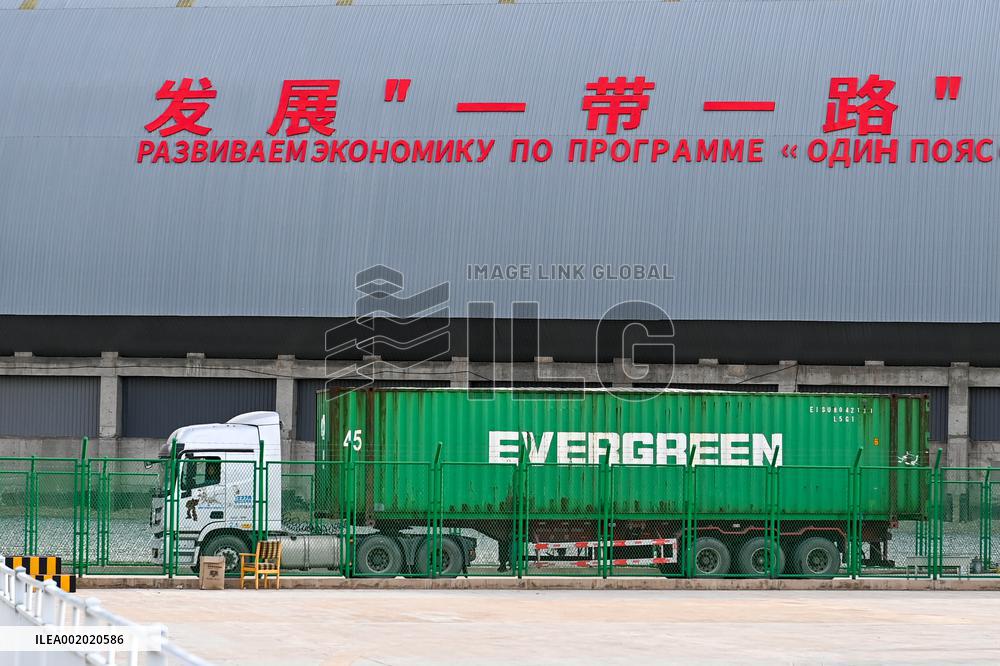 Xinhua Headlines: Xinjiang land ports play robust role amid efforts to expand opening up