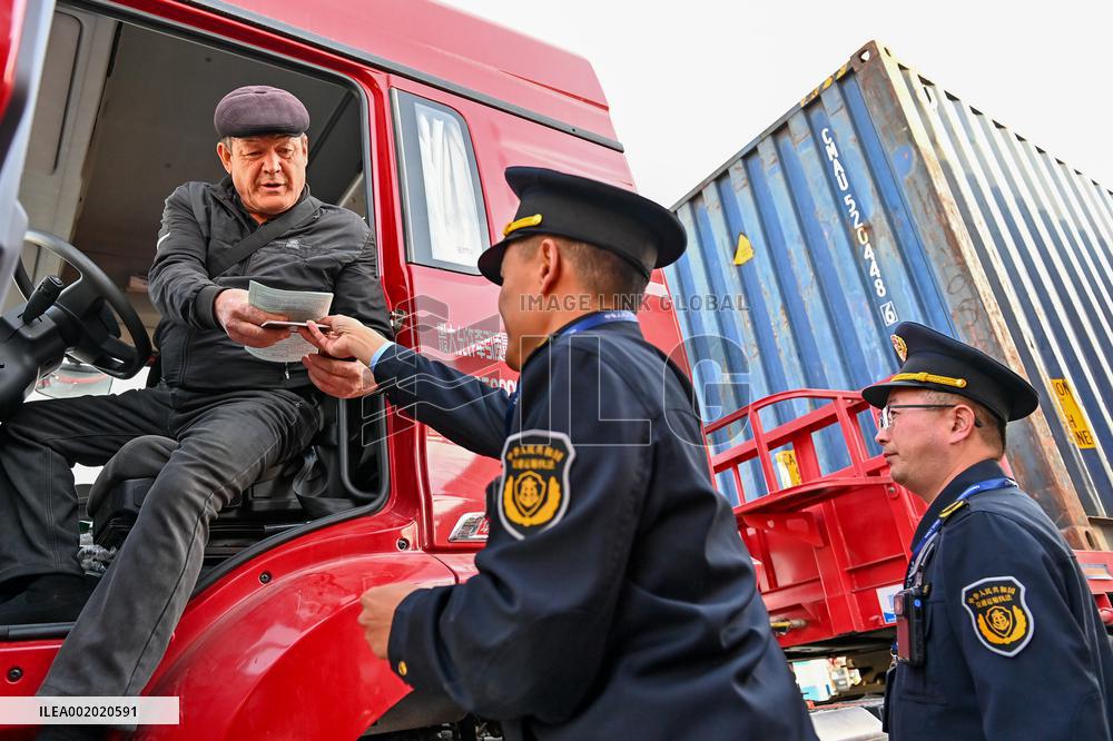 Xinhua Headlines: Xinjiang land ports play robust role amid efforts to expand opening up