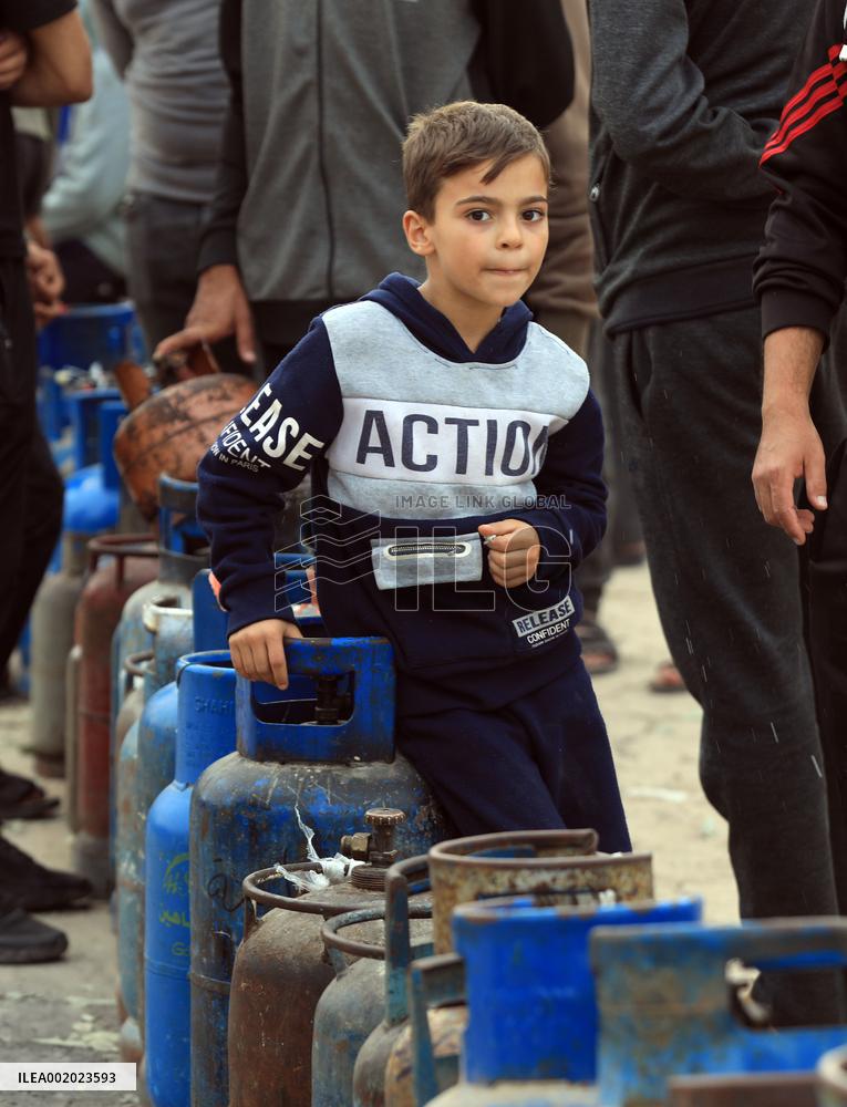 MIDEAST-GAZA-TRUCE-GAS REFILLING