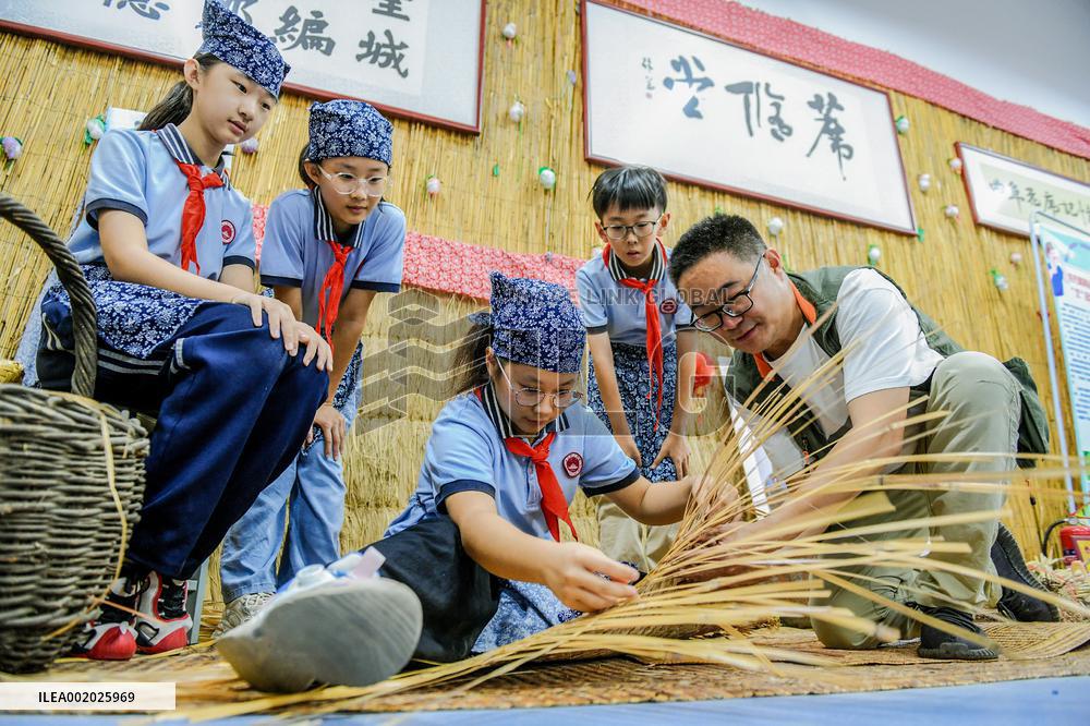 Xinhua Headlines: Traditional Chinese culture lectures heat up in rural communities