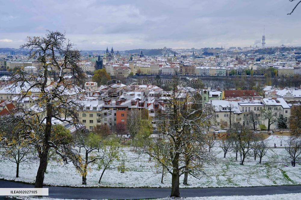 CZECH REPUBLIC-PRAGUE-SNOWFALL-SCENERY