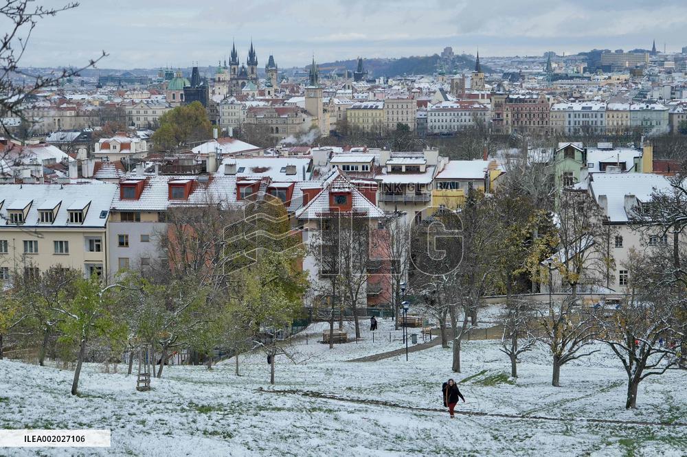 CZECH REPUBLIC-PRAGUE-SNOWFALL-SCENERY