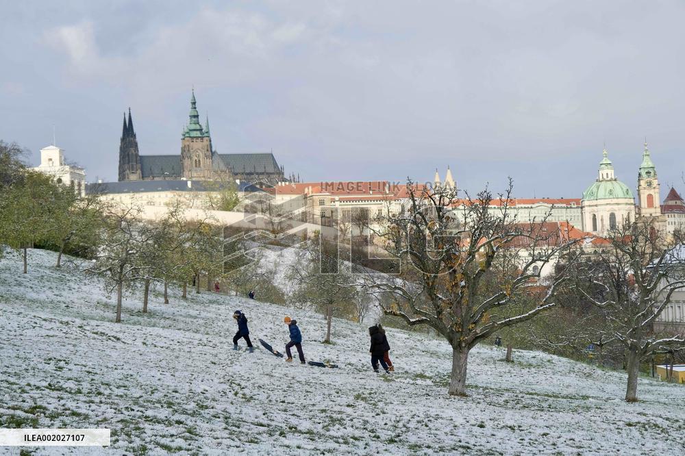 CZECH REPUBLIC-PRAGUE-SNOWFALL-SCENERY