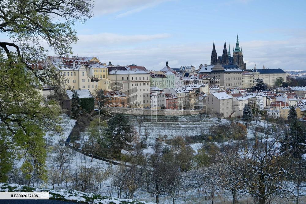 CZECH REPUBLIC-PRAGUE-SNOWFALL-SCENERY