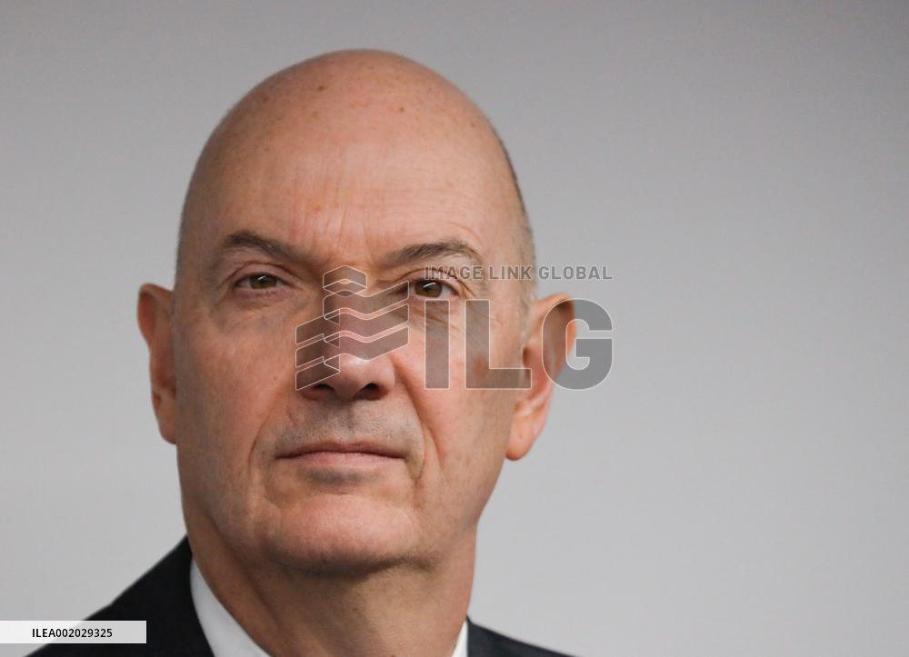 Aurelien Rousseau, Roland Lescure and Sylvie Retailleau visit Paris Biotech Sante