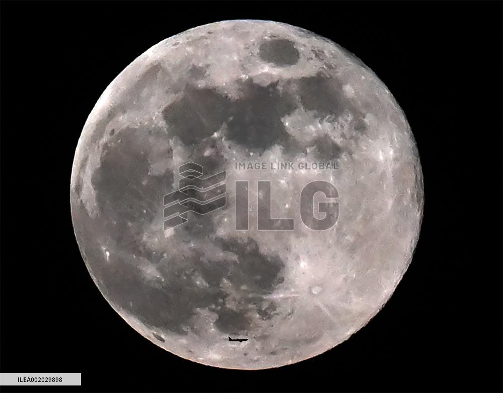 KUWAIT-JAHRA GOVERNORATE-FULL MOON