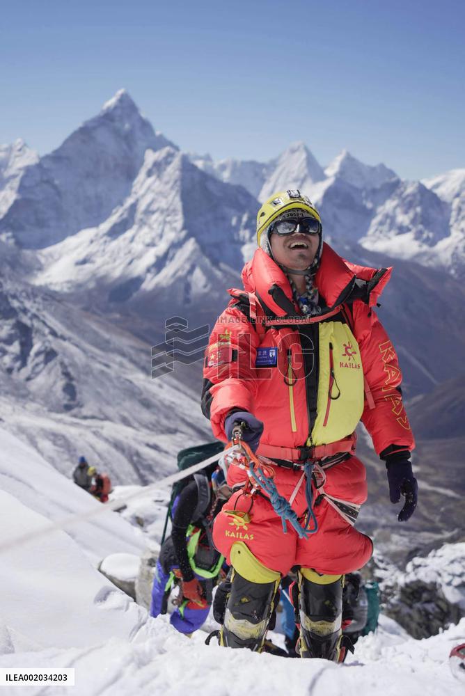 CHINA-MOUNT QOMOLANGMA-BLIND CLIMBER-SUMMITING (CN)