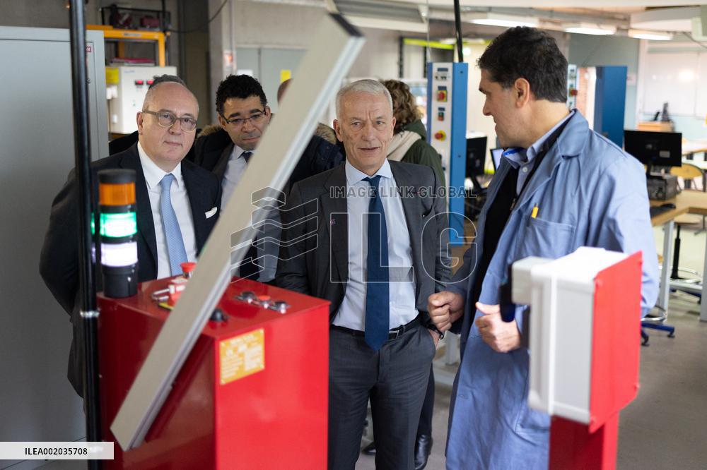 Patrick Martin visits a vocational high school - Paris