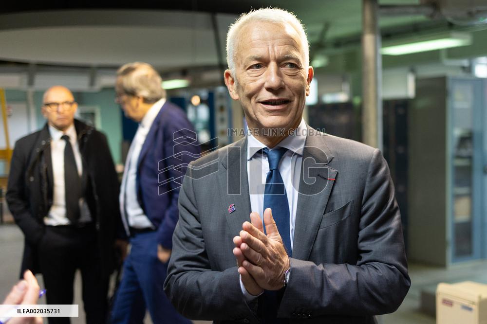 Patrick Martin visits a vocational high school - Paris