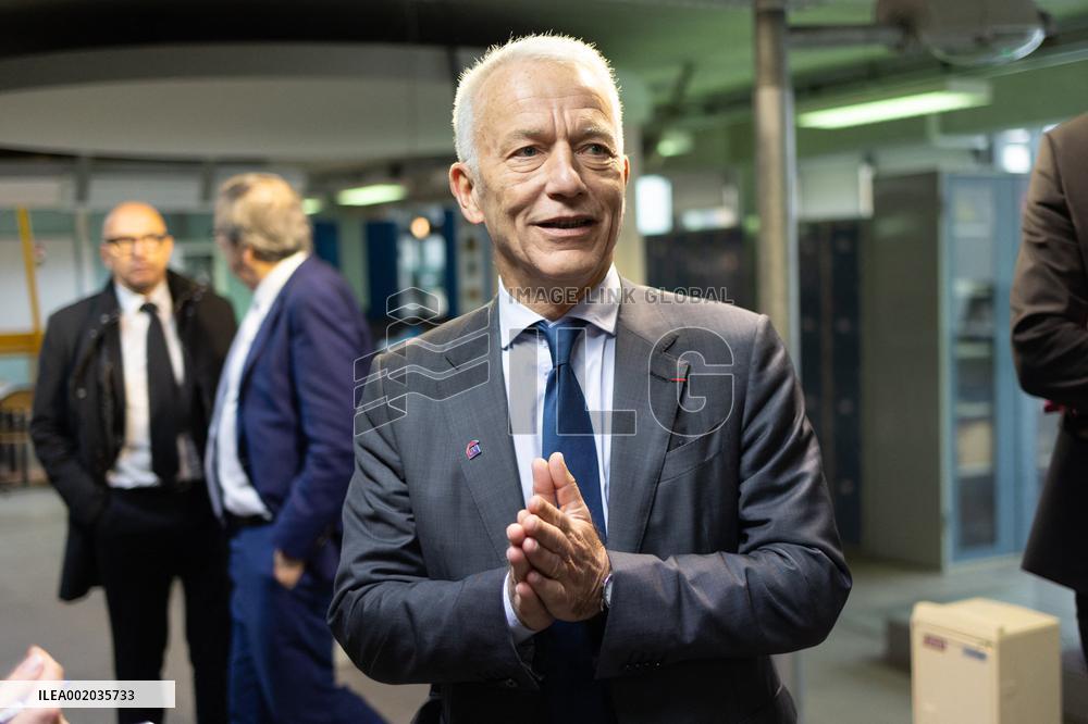 Patrick Martin visits a vocational high school - Paris