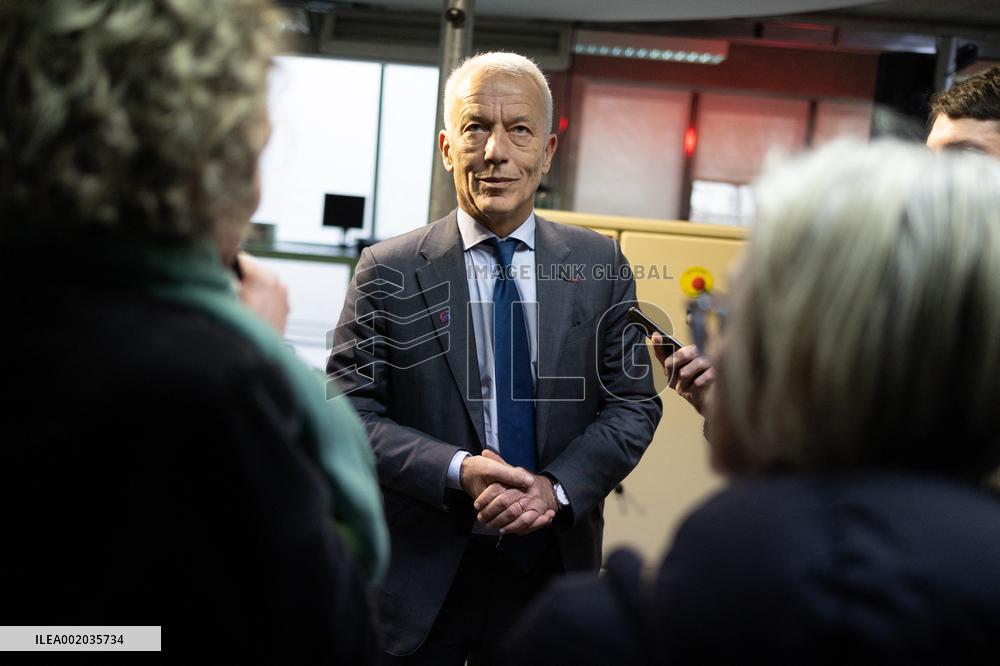 Patrick Martin visits a vocational high school - Paris