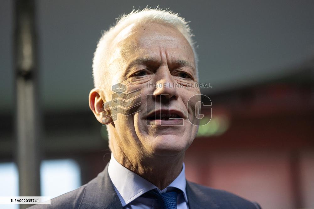 Patrick Martin visits a vocational high school - Paris