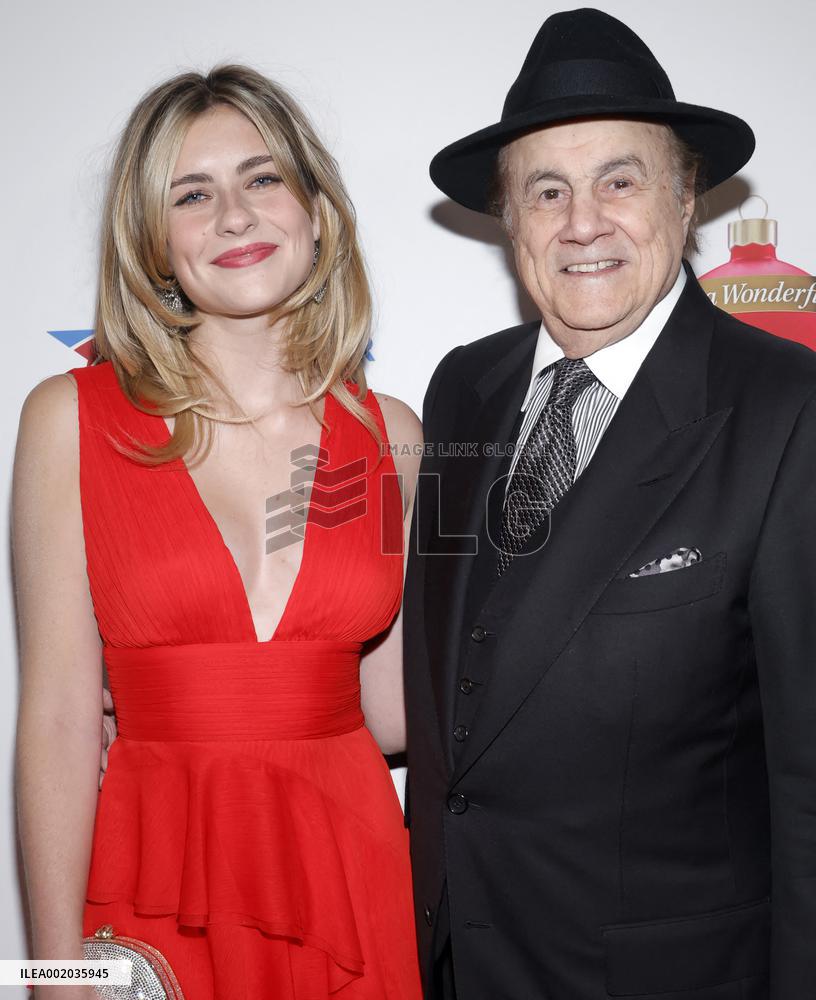 Stars From 'It's A Wonderful Lifetime' Honor Blue Star Families Military Spouses - LA