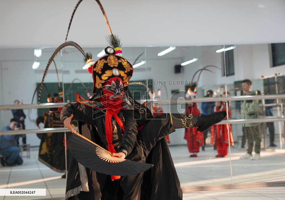 CHINA-CHONGQING-PRIMARY SCHOOL-CULTURE-FACE-CHANGING (CN)