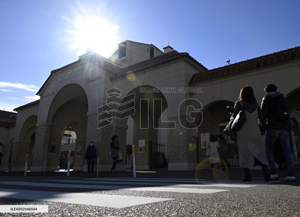 Takarazuka Revue resumes performing