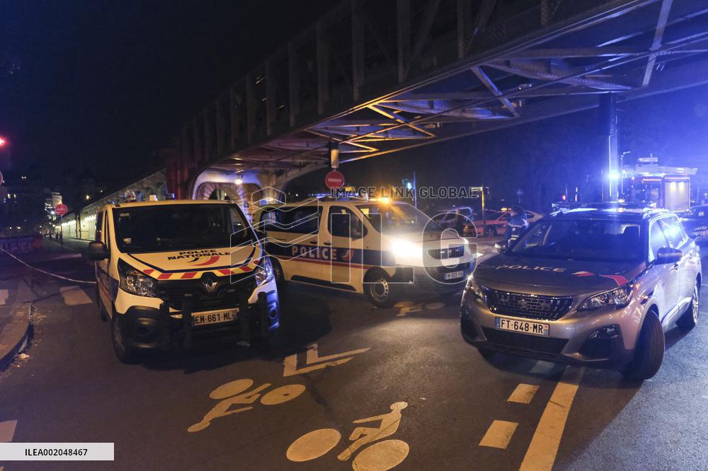 One Dead, Two Injured After Man Attacks Tourists Near Eiffel Tower - Paris