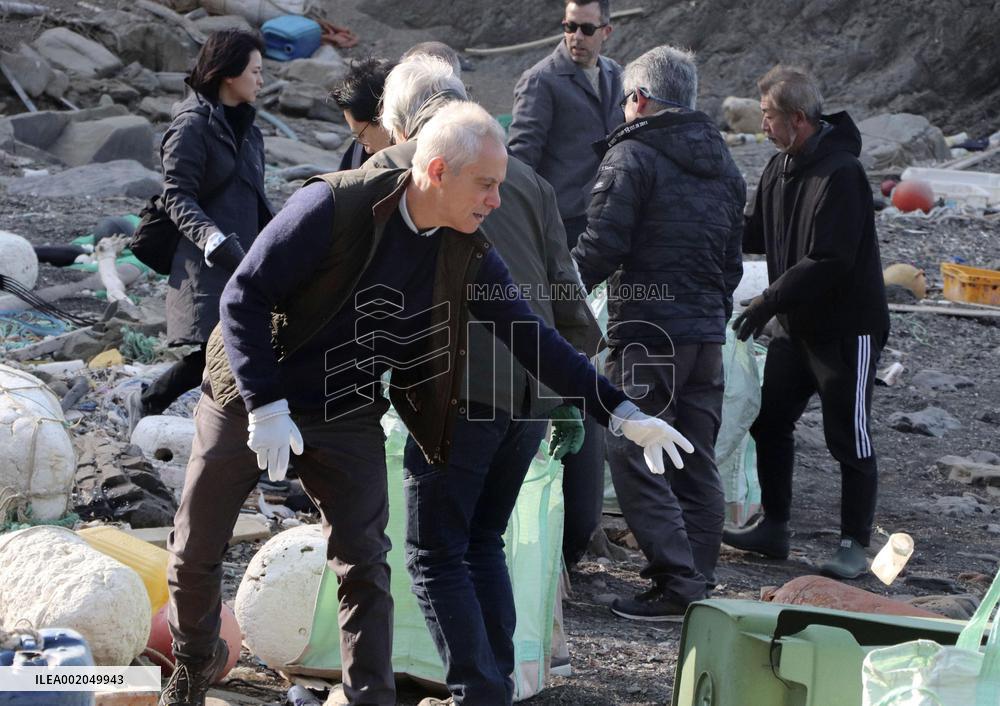 U.S. envoy to Japan cleans beach