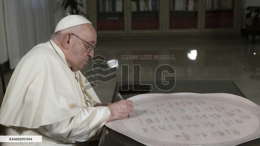 Pope Francis Signing The Confluence Of Conscience - Vatican