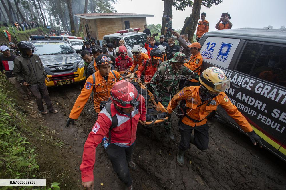 INDONESIA-WEST SUMATRA-MOUNT MARAPI-ERUPTION-RESCUE
