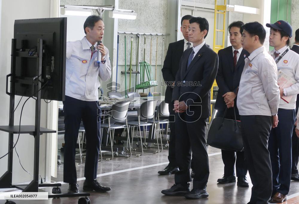 Economy minister Nishimura visits Toyota factory