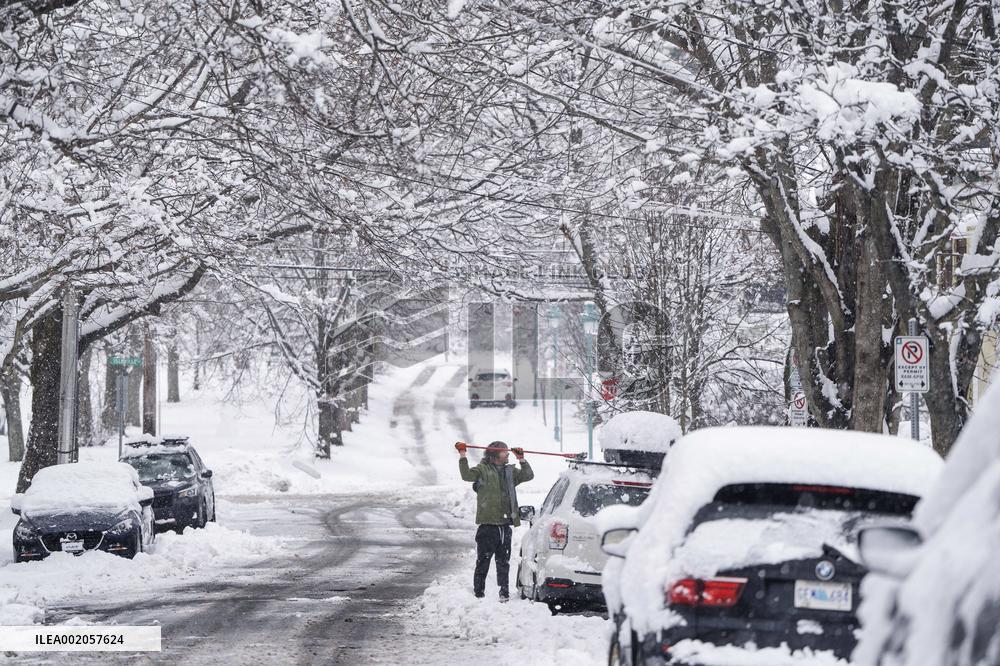 First Significant Snowfall In Halifax - Canada