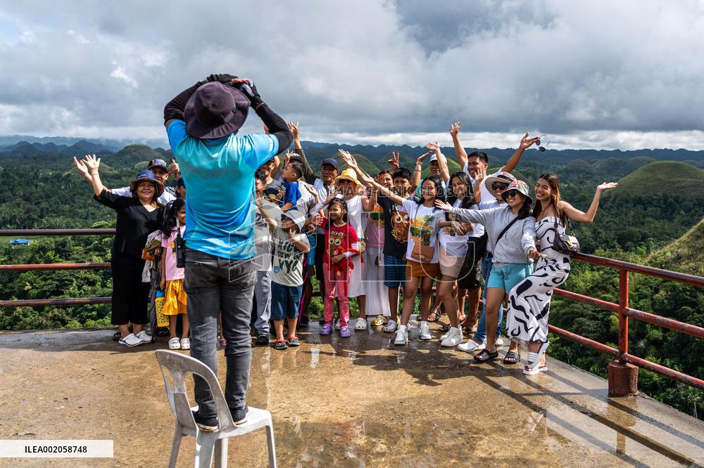 Illustration of tourism in the Philippines