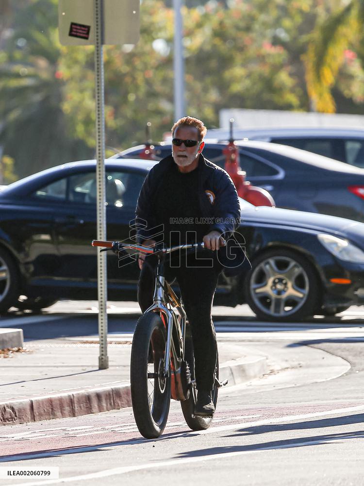 Arnold Schwarzenegger Morning Cycling - LA
