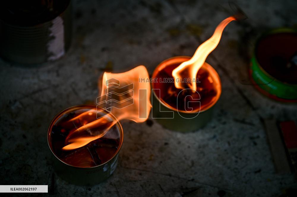 Zaporizhzhia volunteers make tin can lamps for Ukrainian military