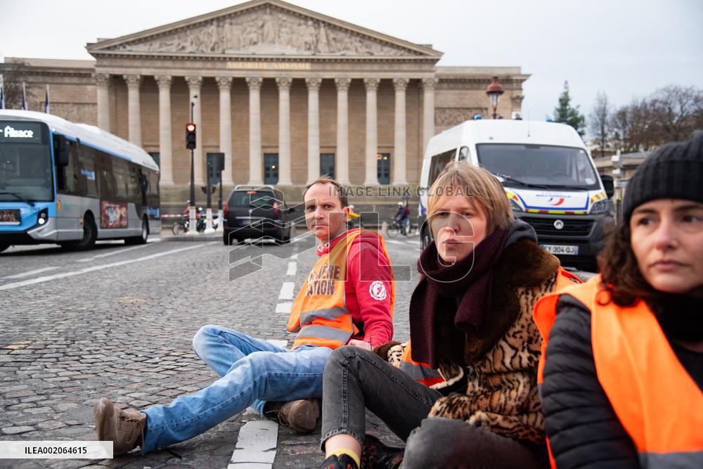 Derniere Renovation Activists Protest In Front Of National Assembly - Paris