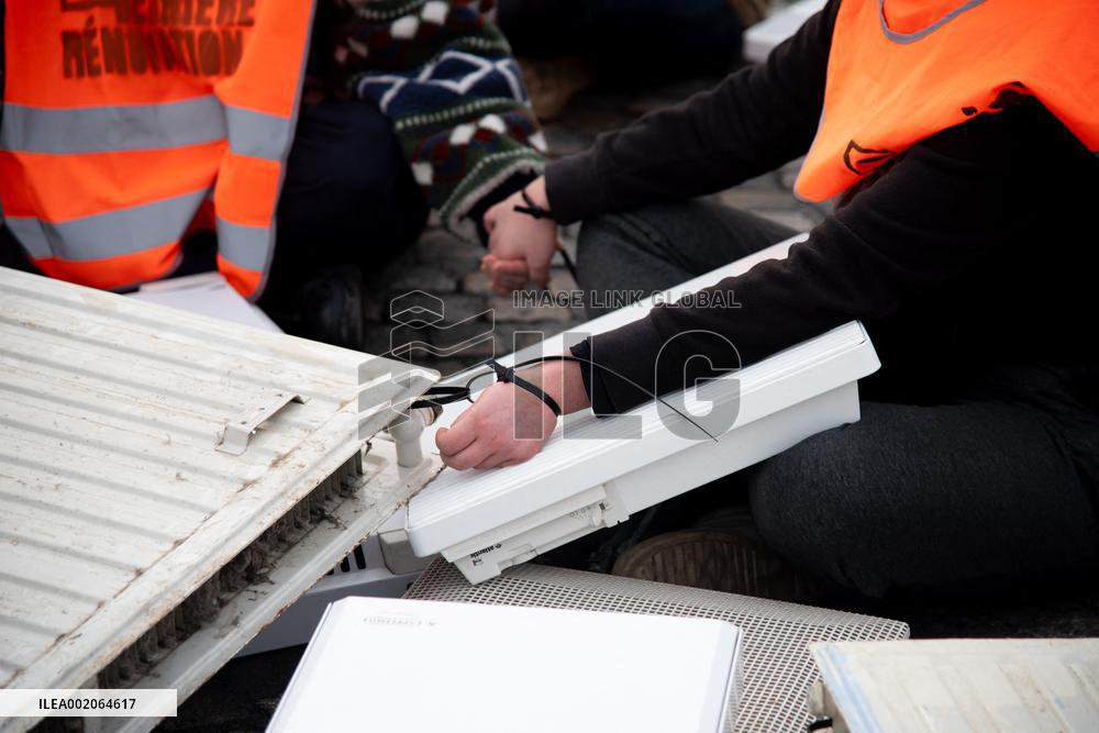 Derniere Renovation Activists Protest In Front Of National Assembly - Paris