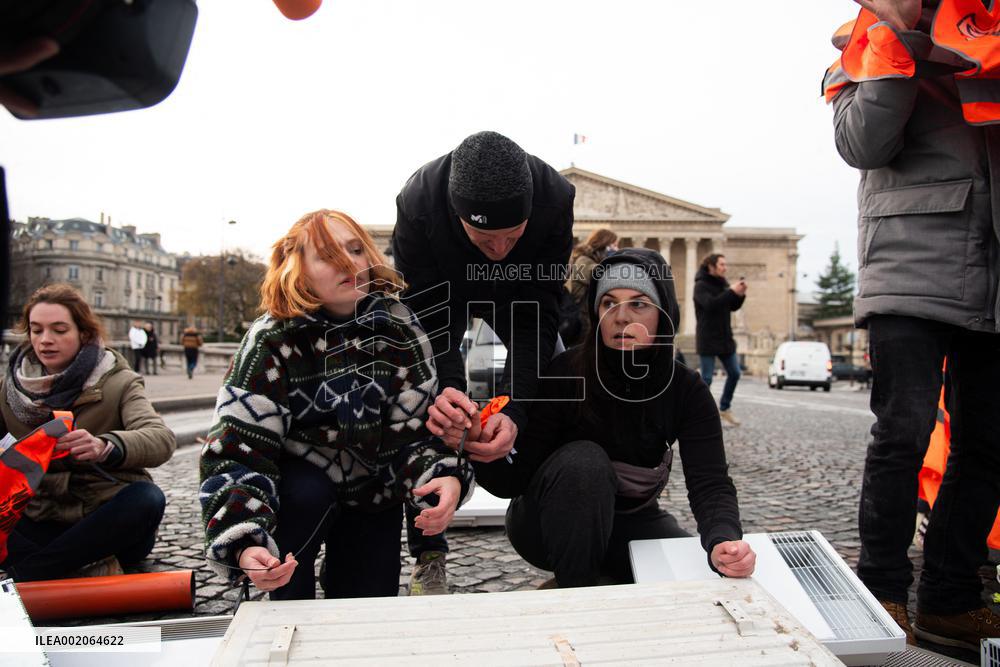 Derniere Renovation Activists Protest In Front Of National Assembly - Paris