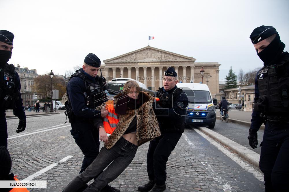 Derniere Renovation Activists Protest In Front Of National Assembly - Paris