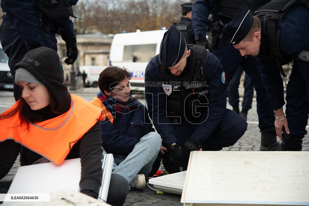 Derniere Renovation Activists Protest In Front Of National Assembly - Paris