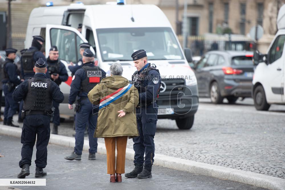 Derniere Renovation Activists Protest In Front Of National Assembly - Paris