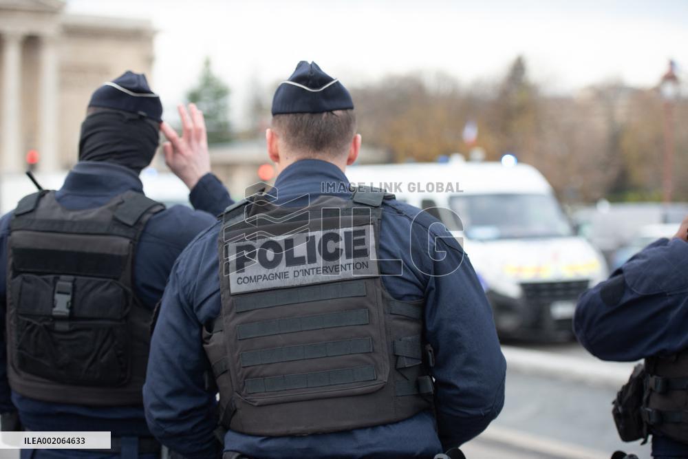 Derniere Renovation Activists Protest In Front Of National Assembly - Paris