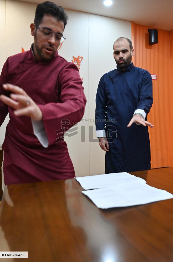 CHINA-TIANJIN-SPANISH EXPATS-CROSS-TALK (CN)