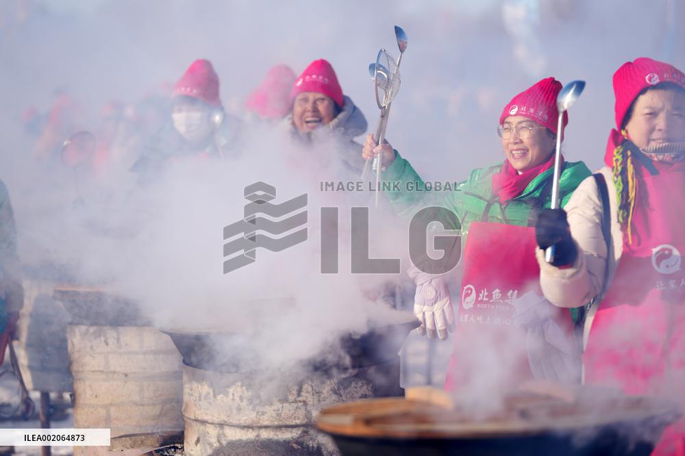CHINA-HEILONGJIANG-HARBIN-ICE COLLECTING (CN)