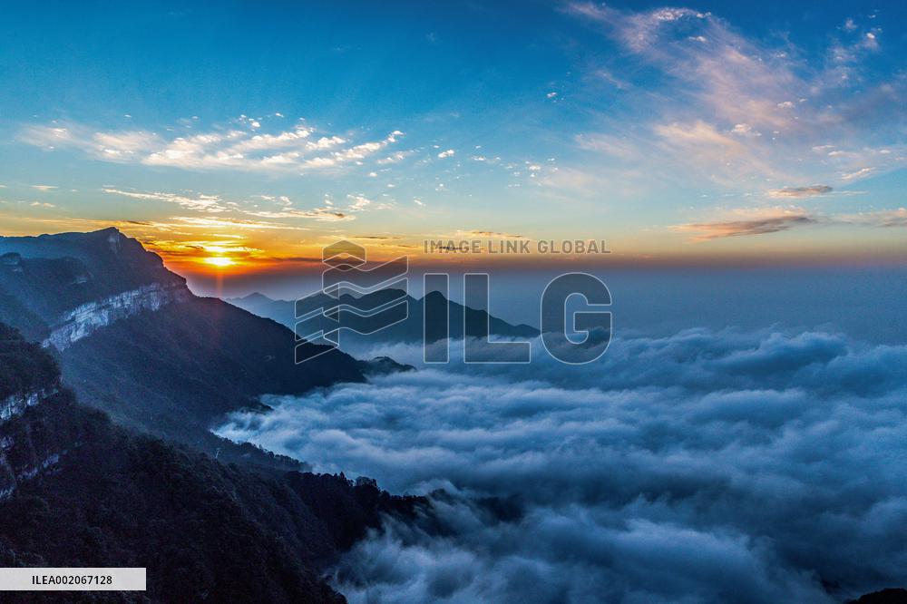 Tourist Enjoy Jinfo Mountain in Chongqing