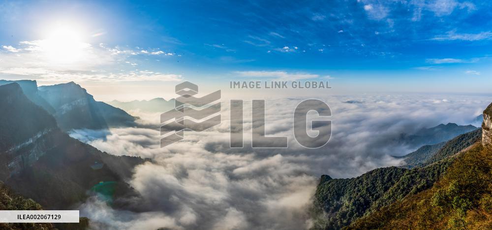 Tourist Enjoy Jinfo Mountain in Chongqing