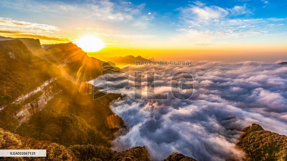 Tourist Enjoy Jinfo Mountain in Chongqing