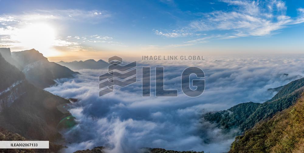 Tourist Enjoy Jinfo Mountain in Chongqing