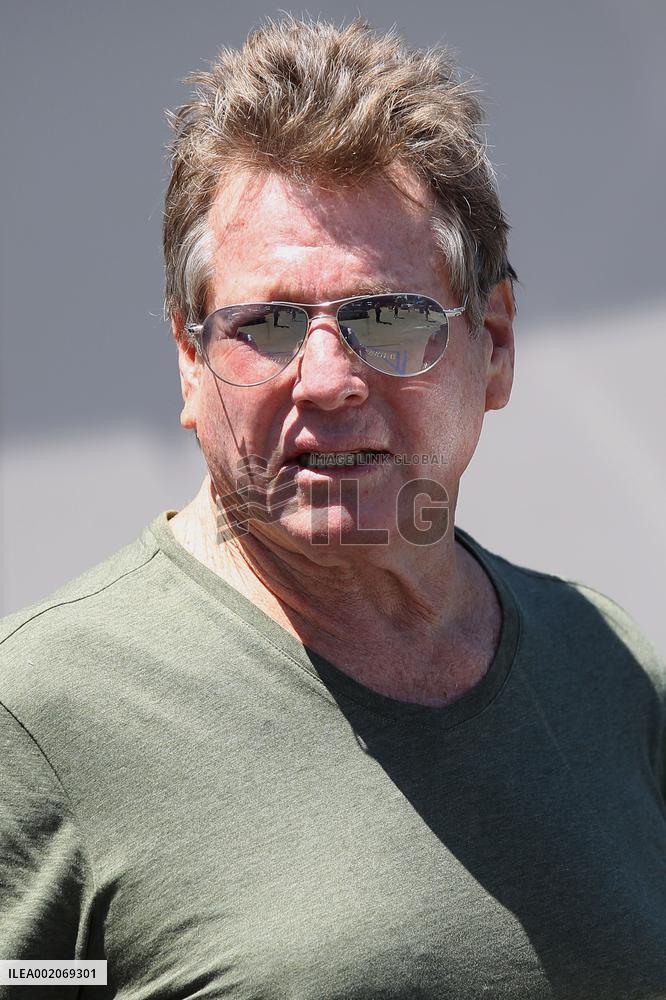 Ryan O'Neal Runs Errands in Los Angeles