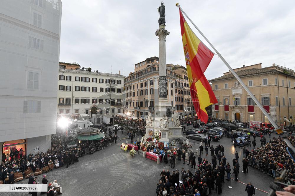Pope Francis Pray In Front Of  Virgin Mary Statue - Rome